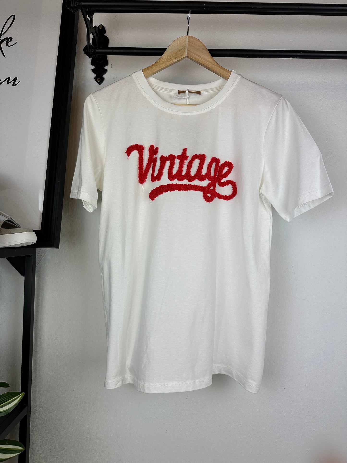 T-Shirt mit roter Aufschrift