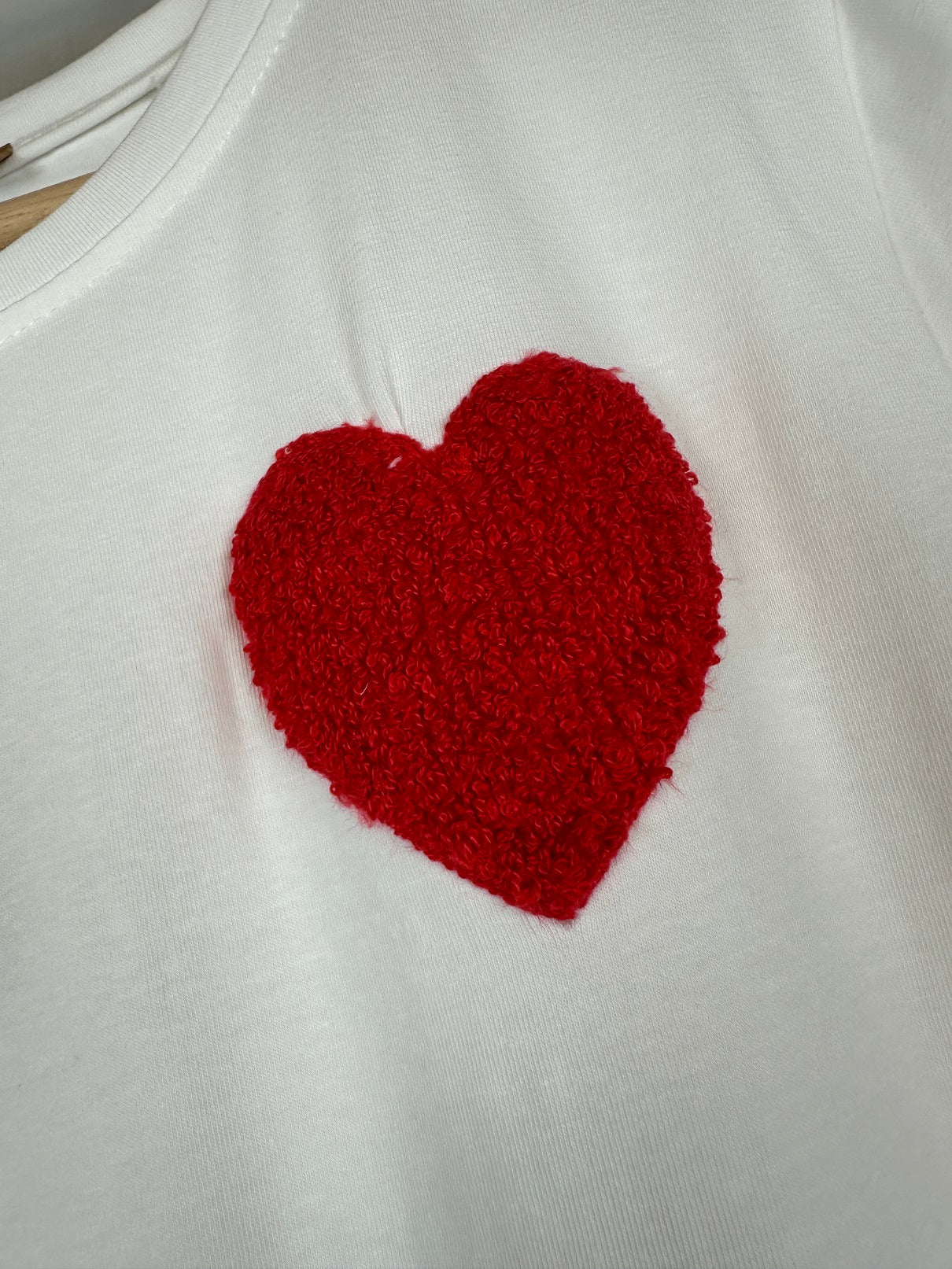 T-Shirt mit roter Aufschrift