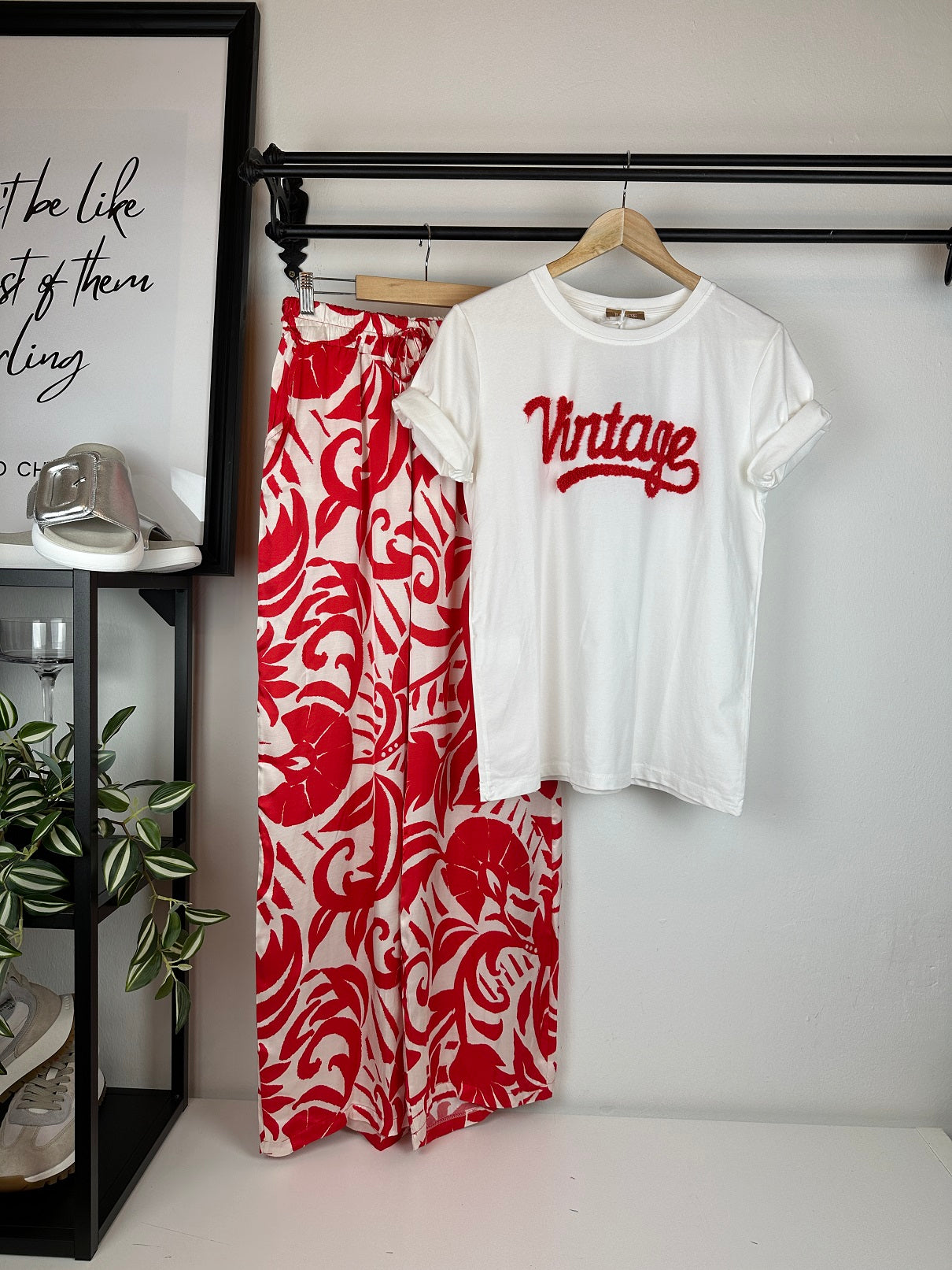 T-Shirt mit roter Aufschrift